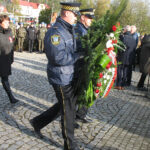 Ostrowiec Świętokrzyski - obchody Święta Niepodległości. Kwiaty przed Pomnikiem Józefa Piłsudskiego składa wiceprezydent Marzeną Dębniak wraz z delegacją urzędu miasta / Anna Głąb / Radio Kielce