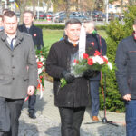 Ostrowiec Świętokrzyski - obchody Święta Niepodległości. Kwiaty przed Pomnikiem Józefa Piłsudskiego składa poseł Andrzej Kryj / Anna Głąb / Radio Kielce