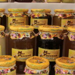 Tokarnia. Wręczenie certyfikatów marki "Świętokrzyska Kuźnia Smaków". Prezentacja produktów / Krzyszfof Bujnowicz / Radio Kielce