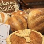 Tokarnia. Wręczenie certyfikatów marki "Świętokrzyska Kuźnia Smaków". Prezentacja produktów / Krzyszfof Bujnowicz / Radio Kielce