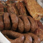 Tokarnia. Wręczenie certyfikatów marki "Świętokrzyska Kuźnia Smaków". Prezentacja produktów / Krzyszfof Bujnowicz / Radio Kielce