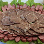 Tokarnia. Wręczenie certyfikatów marki "Świętokrzyska Kuźnia Smaków". Prezentacja produktów / Krzyszfof Bujnowicz / Radio Kielce