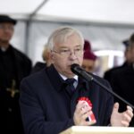 Nowa Słupia. Odsłonięcie pomnika na "Skałce" po renowacji. Poseł PiS Krzysztof Lipiec / Jarosław Kubalski / Radio Kielce