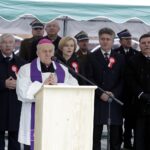 Nowa Słupia. Odsłonięcie pomnika na "Skałce" po renowacji. Biskup senior diecezji sandomierskiej Edward Frankowski / Jarosław Kubalski / Radio Kielce