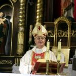 Odsłonięcie tablicy poświęconej poległym policjantom na służbie w obronie Rzeczpospolitej. Biskup kielecki Jan Piotrowski / Jarosław Kubalski / Radio Kielce