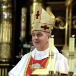 Odsłonięcie tablicy poświęconej poległym policjantom na służbie w obronie Rzeczpospolitej. Biskup kielecki Jan Piotrowski / Jarosław Kubalski / Radio Kielce