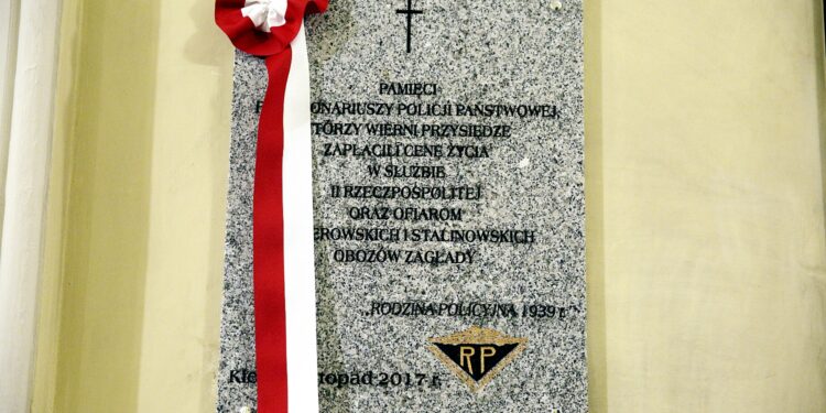 Odsłonięcie tablicy poświęconej poległym policjantom na służbie w obronie Rzeczpospolitej / Jarosław Kubalski / Radio Kielce