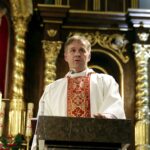 Odsłonięcie tablicy poświęconej poległym policjantom na służbie w obronie Rzeczpospolitej. Proboszcz parafii ks. ppłk. Grzegorz Kamiński / Jarosław Kubalski / Radio Kielce