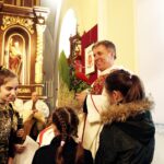 Odsłonięcie tablicy poświęconej poległym policjantom na służbie w obronie Rzeczpospolitej. Proboszcz parafii ks. ppłk. Grzegorz Kamiński / Jarosław Kubalski / Radio Kielce