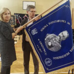 Dyrektor Szkoły Podstawowej w Opatowcu Elżbieta Szczęsna-Kusak i nauczyciel Mirosław Gajda prezentują nowy sztandar szkoły / Kamil Włosowicz / Radio Kielce