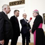 12 nowych obiektów zostało wpisanych na listę Pomników Historii. Poseł Krzysztof Lipiec, dyrektor Muzeum Narodowego w Kielcach prof. Robert Kotowski, Bartłomiej Zapała i biskup Krzysztof Nitkiewicz / Jarosław Kubalski / Radio Kielce