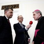 12 nowych obiektów zostało wpisanych na listę Pomników Historii. Dyrektor Muzeum Narodowego w Kielcach prof. Robert Kotowski, Bartłomiej Zapała i biskup Krzysztof Nitkiewicz / Jarosław Kubalski / Radio Kielce