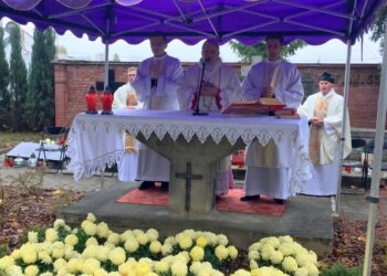 Msza święta na cmentarzu katedralnym w Sandomierzu. Eucharystii przewodniczył i homilię wygłosił biskup sandomierski Krzysztof Nitkiewicz / Grażyna Szlęzak-Wójcik / Radio Kielce