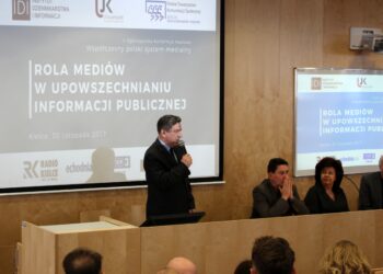 Kielce. Debata o roli mediów w upowszechnianiu informacji publicznej / Piotr Burda / UJK