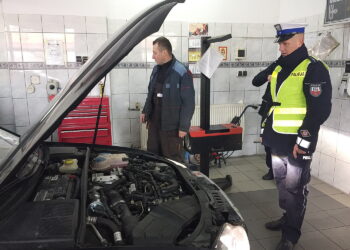 28.11.2017 Klimontów. Akcja policji. Bezpłatna kontrola świateł / Grażyna Szlęzak-Wójcik / Radio Kielce