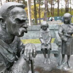 Sulejówek. Pomnik Józefa Piłsudskiego z córkami / Jarosław Kubalski / Radio Kielce