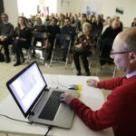 13.11.2017 Kielce. BWA. Włodzimierz Batóg podczas prezentacji swoich zdjęć z Ameryki. / Jarosław Kubalski / Radio Kielce