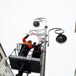 15.11.2017 Kielce. Pracownicy RPZ montują ozdoby świąteczne na ulicy Sienkiewicza / Jarosław Kubalski / Radio Kielce