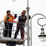 15.11.2017 Kielce. Pracownicy RPZ montują ozdoby świąteczne na ulicy Sienkiewicza / Jarosław Kubalski / Radio Kielce