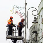 15.11.2017 Kielce. Pracownicy RPZ montują ozdoby świąteczne na ulicy Sienkiewicza / Jarosław Kubalski / Radio Kielce