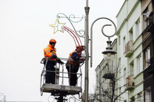 15.11.2017 Kielce. Pracownicy RPZ montują ozdoby świąteczne na ulicy Sienkiewicza / Jarosław Kubalski / Radio Kielce