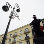 15.11.2017 Kielce. Pracownicy RPZ montują ozdoby świąteczne na ulicy Sienkiewicza / Jarosław Kubalski / Radio Kielce