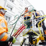 15.11.2017 Kielce. Pracownicy RPZ montują ozdoby świąteczne na ulicy Sienkiewicza / Jarosław Kubalski / Radio Kielce