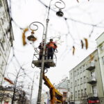 15.11.2017 Kielce. Pracownicy RPZ montują ozdoby świąteczne na ulicy Sienkiewicza / Jarosław Kubalski / Radio Kielce