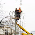 15.11.2017 Kielce. Pracownicy RPZ montują ozdoby świąteczne na ulicy Sienkiewicza / Jarosław Kubalski / Radio Kielce