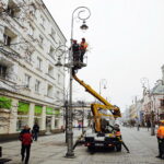 15.11.2017 Kielce. Pracownicy RPZ montują ozdoby świąteczne na ulicy Sienkiewicza / Jarosław Kubalski / Radio Kielce