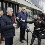 15.11.2017 Kielce. Konferencja prasowa na temat remontu dworca PKP. Wicewojewoda Andrzej Betkowski / Jarosław Kubalski / Radio Kielce