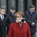 15.11.2017 Kielce. Konferencja prasowa na temat remontu dworca PKP. Poseł PiS Maria Zuba / Jarosław Kubalski / Radio Kielce