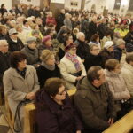 16.11.2017 Skarżysko - Kamienna. Święto patronki miasta - Matki Bożej Ostrobramskiej. Msza święta w Sanktuarium. Dyrektor biura poselskiego Krzysztofa Lipca Małgorzata Pruś, poseł Krzysztof Lipiec i senator Jarosław Rusiecki / Jarosław Kubalski / Radio Kielce