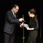 24.11.2017 Kielce. Festiwal Form Dokumentalnych NURT. Gala finałowa. Nagroda Specjalna Radia Kielce „Za to, czego nie widać, czyli artyzm dźwięku w formie dokumentalnej” dla filmu "Moja sonata księżycowa" w reżyserii Barbary Kaczyńskiej. Nagrodę wręczył prezes Radia Kielce Janusz Knap / Jarosław Kubalski / Radio Kielce