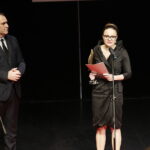 24.11.2017 Kielce. Festiwal Form Dokumentalnych NURT. Gala finałowa. Nagroda Specjalna Radia Kielce „Za to, czego nie widać, czyli artyzm dźwięku w formie dokumentalnej” dla filmu "Moja sonata księżycowa" w reżyserii Barbary Kaczyńskiej. Nagrodę wręczył prezes Radia Kielce Janusz Knap / Jarosław Kubalski / Radio Kielce