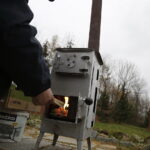 26.11.2017 Kielce. Straż Miejska pokazuje różnicę w sposobie spalania węgla w piecach metodą dolną i górną / Jarosław Kubalski / Radio Kielce