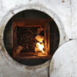 26.11.2017 Kielce. Straż Miejska pokazuje różnicę w sposobie spalania węgla w piecach metodą dolną i górną / Jarosław Kubalski / Radio Kielce