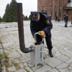 26.11.2017 Kielce. Straż Miejska pokazuje różnicę w sposobie spalania węgla w piecach metodą dolną i górną / Jarosław Kubalski / Radio Kielce