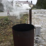 26.11.2017 Kielce. Straż Miejska pokazuje różnicę w sposobie spalania węgla w piecach metodą dolną i górną / Jarosław Kubalski / Radio Kielce