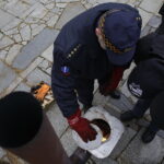 26.11.2017 Kielce. Straż Miejska pokazuje różnicę w sposobie spalania węgla w piecach metodą dolną i górną / Jarosław Kubalski / Radio Kielce