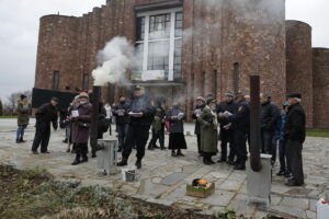 26.11.2017 Kielce. Straż Miejska pokazuje różnicę w sposobie spalania węgla w piecach metodą dolną i górną / Jarosław Kubalski / Radio Kielce