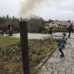 26.11.2017 Kielce. Straż Miejska pokazuje różnicę w sposobie spalania węgla w piecach metodą dolną i górną / Jarosław Kubalski / Radio Kielce