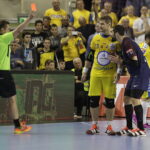 25.11.2017 Kielce. Piłka ręczna. Liga Mistrzów. Mecz PGE VIve Kielce - Paris Saint - Germain Handball. Czerwona kartka dla Nikoli Karabatica / Jarosław Kubalski / Radio Kielce