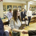 Wiesław Trąmpczyński i marszałek Adam Jarubas wręczyli stypendia Samorządu Województwa dla studentów polskiego pochodzenia ze Wschodu / Jarosław Kubalski / Radio Kielce