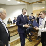 Wiesław Trąmpczyński i marszałek Adam Jarubas wręczyli stypendia Samorządu Województwa dla studentów polskiego pochodzenia ze Wschodu / Jarosław Kubalski / Radio Kielce