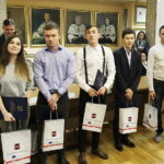 Wiesław Trąmpczyński i marszałek Adam Jarubas wręczyli stypendia Samorządu Województwa dla studentów polskiego pochodzenia ze Wschodu / Jarosław Kubalski / Radio Kielce