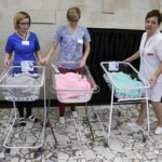 29.11.2017 Kielce. Wojewódzki Szpital Zespolony. Trojaczki państwa Julity i Wojciecha Krawczyków. / Jarosław Kubalski / Radio Kielce