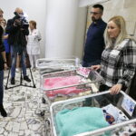 29.11.2017 Kielce. Wojewódzki Szpital Zespolony. Trojaczki państwa Julity i Wojciecha Krawczyków. / Jarosław Kubalski / Radio Kielce