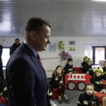 Kielce. Mariusz Błaszczak otworzył Salę Edukacyjną „Ognik” w Komendzie Miejskiej Państwowej Straży Pożarnej przy ulicy Sandomierskiej. Na zdjęciu: szef MSWiA - Mariusz Błaszczak / Jarosław Kubalski / Radio Kielce