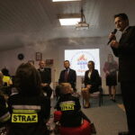 Kielce. Mariusz Błaszczak otworzył Salę Edukacyjną „Ognik” w Komendzie Miejskiej Państwowej Straży Pożarnej przy ulicy Sandomierskiej. Na zdjęciu: Leszek Suski - komendant główny Państwowej Straży Pożarnej, Mariusz Błaszczak - szef MSWiA i Agata Wojtyszek - wojewoda świętokrzyski / Jarosław Kubalski / Radio Kielce
